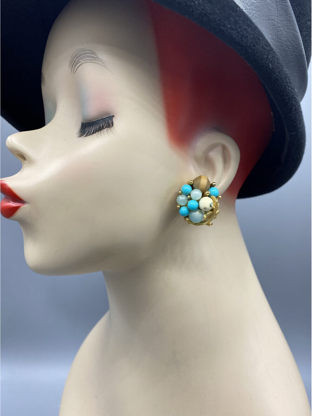 Vintage Turquoise Blue White Bead Atomic Age Lucite Button Clip Earrings NN2
